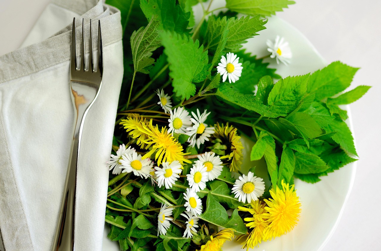 Talerz pełen świeżych ziół, serwetka i widelec